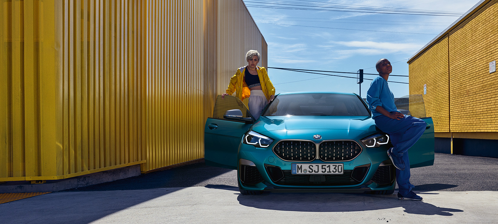 BMW Serie 2 Gran Coupé F44, vista frontal BMW Serie 2 Gran Coupé F44 Snapper Rocks Blue, vista frontal con puertas abiertas y dos personas en el vehículo