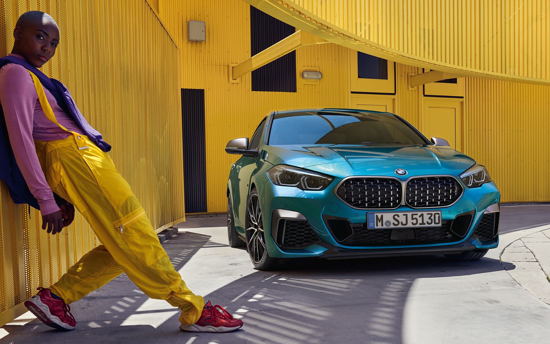 BMW Serie 2 Gran Coupé F44 con parrilla doble en diseño de malla Snapper Rocks Blue metalizado, vista de tres cuartos del frontal
