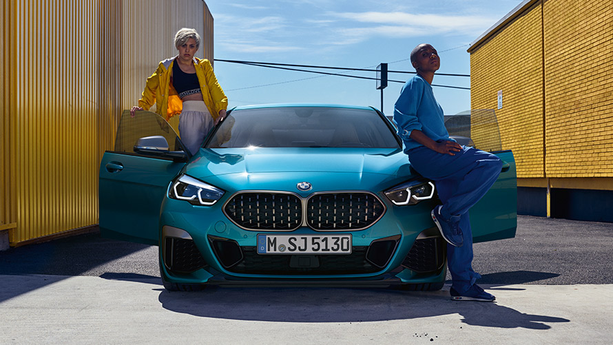 BMW Serie 2 Gran Coupé F44, vista frontal BMW Serie 2 Gran Coupé F44 Snapper Rocks Blue, vista frontal con puertas abiertas y dos personas en el vehículo