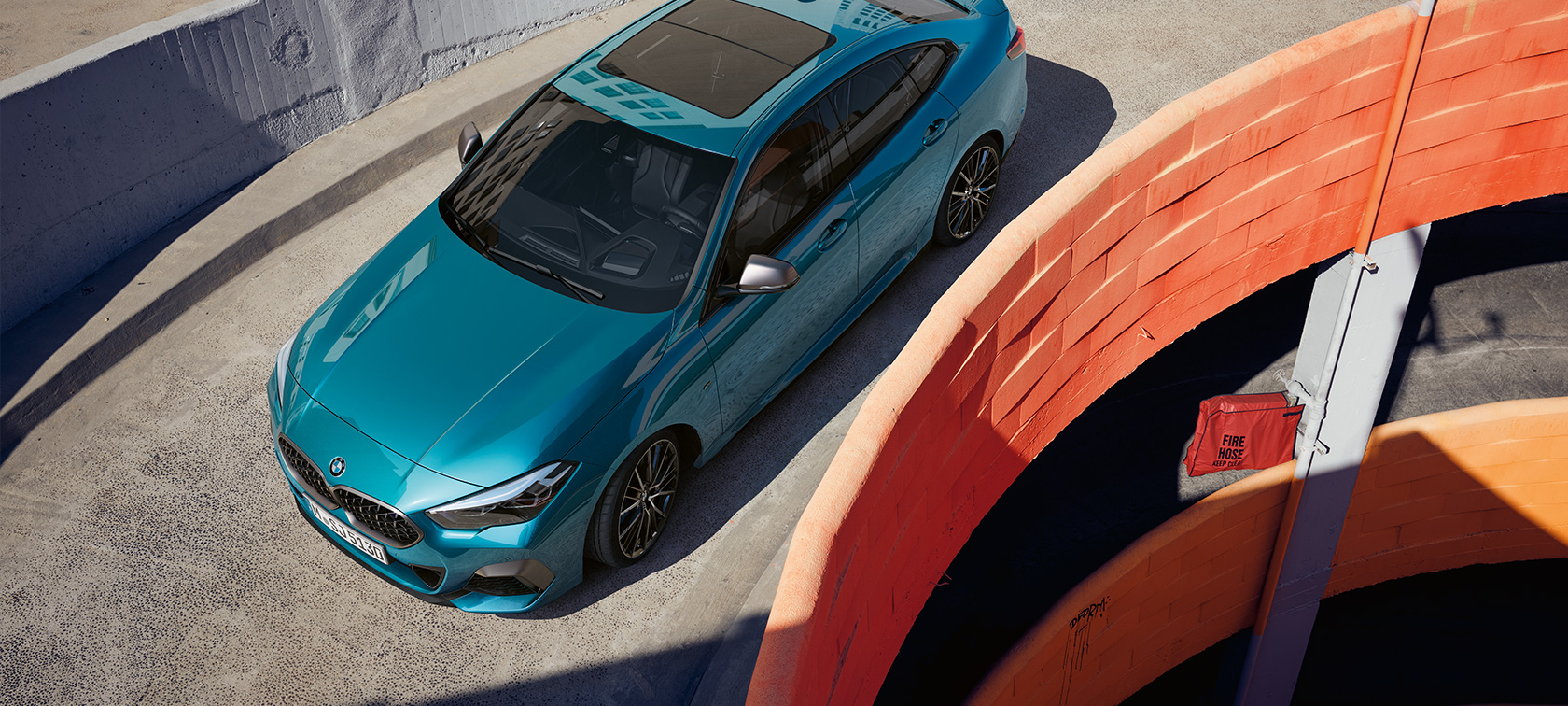 BMW Serie 2 Gran Coupé F44, vista de tres cuartos del frontal desde arriba BMW Serie 2 Gran Coupé F44 Snapper Rocks Blue metalizado, vista de tres cuartos del frontal desde arriba sobre el techo