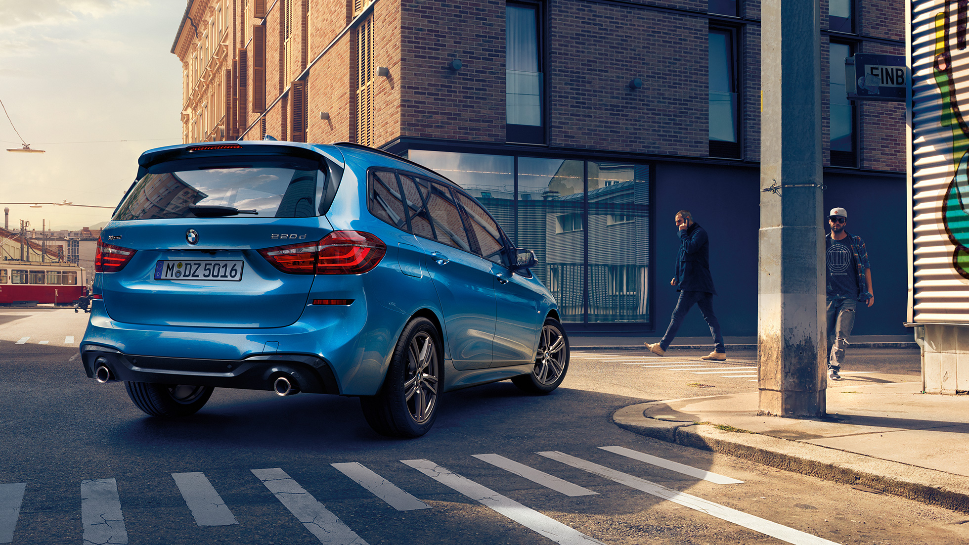 Exterior BMW Serie 2 Gran Tourer F46 Exterior del BMW Serie 2 Gran Tourer 220d xDrive F46 Facelift 2018 Misano Blau, vista de tres cuartos de la zaga en el centro de la ciudad