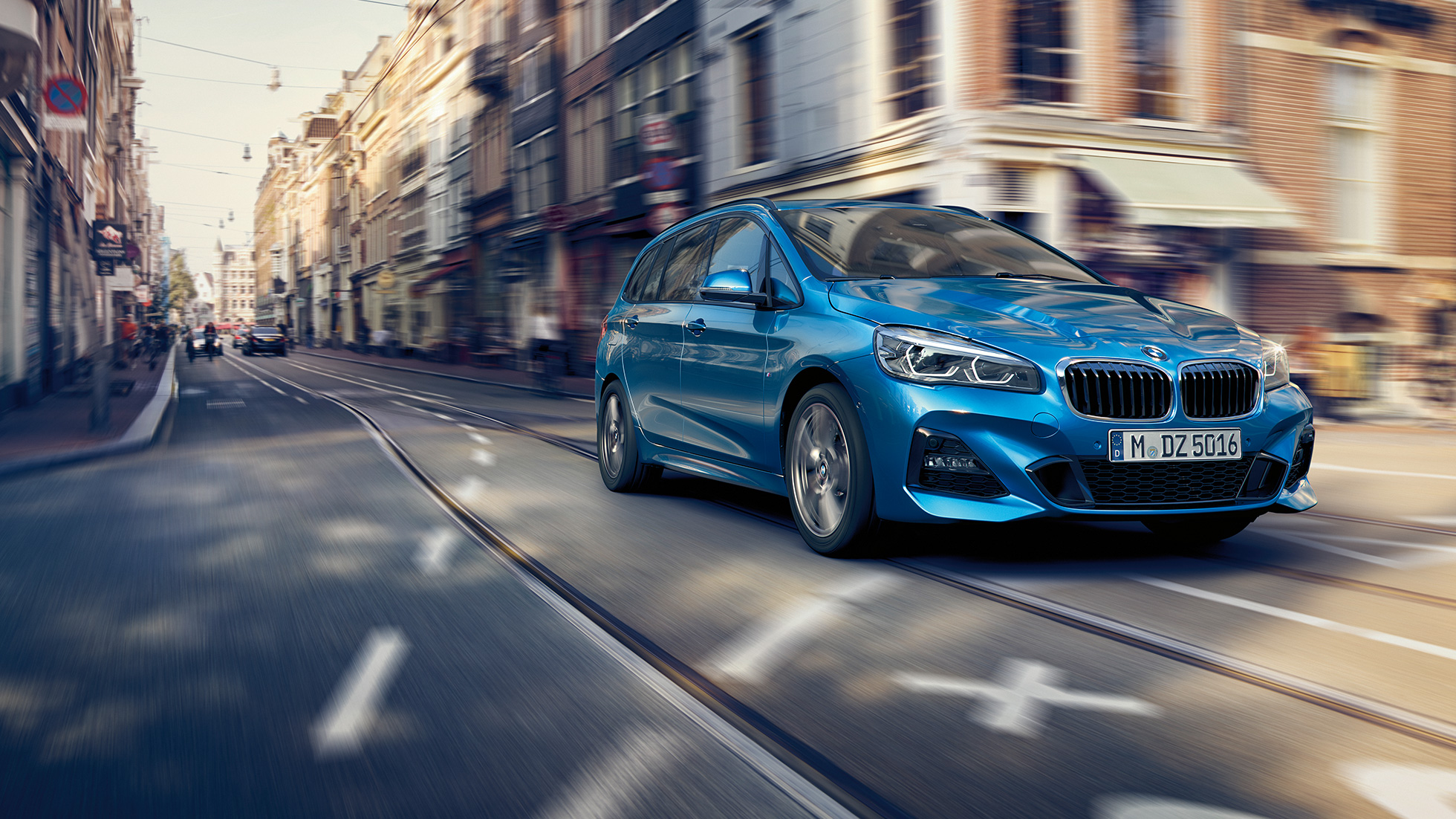 Dinamismo de conducción BMW Serie 2 Gran Tourer F46 Dinamismo de conducción del BMW Serie 2 Gran Tourer F46 Facelift 2018 Misano Blau metalizado, vista de tres cuartos del frontal en el centro de la ciudad