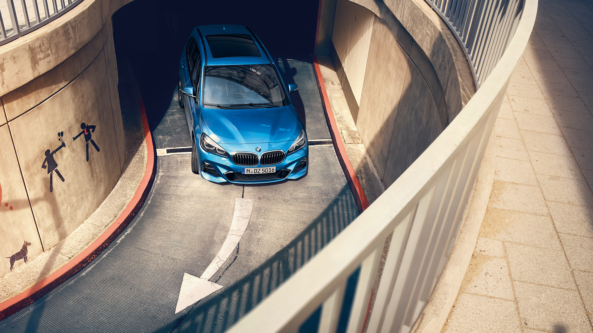 BMW Serie 2 Gran Tourer en marcha en un aparcamiento F46 BMW Serie 2 Gran Tourer F46 Facelift 2018 Misano Blau metalizado, vista aérea circulando en un aparcamiento de varias plantas