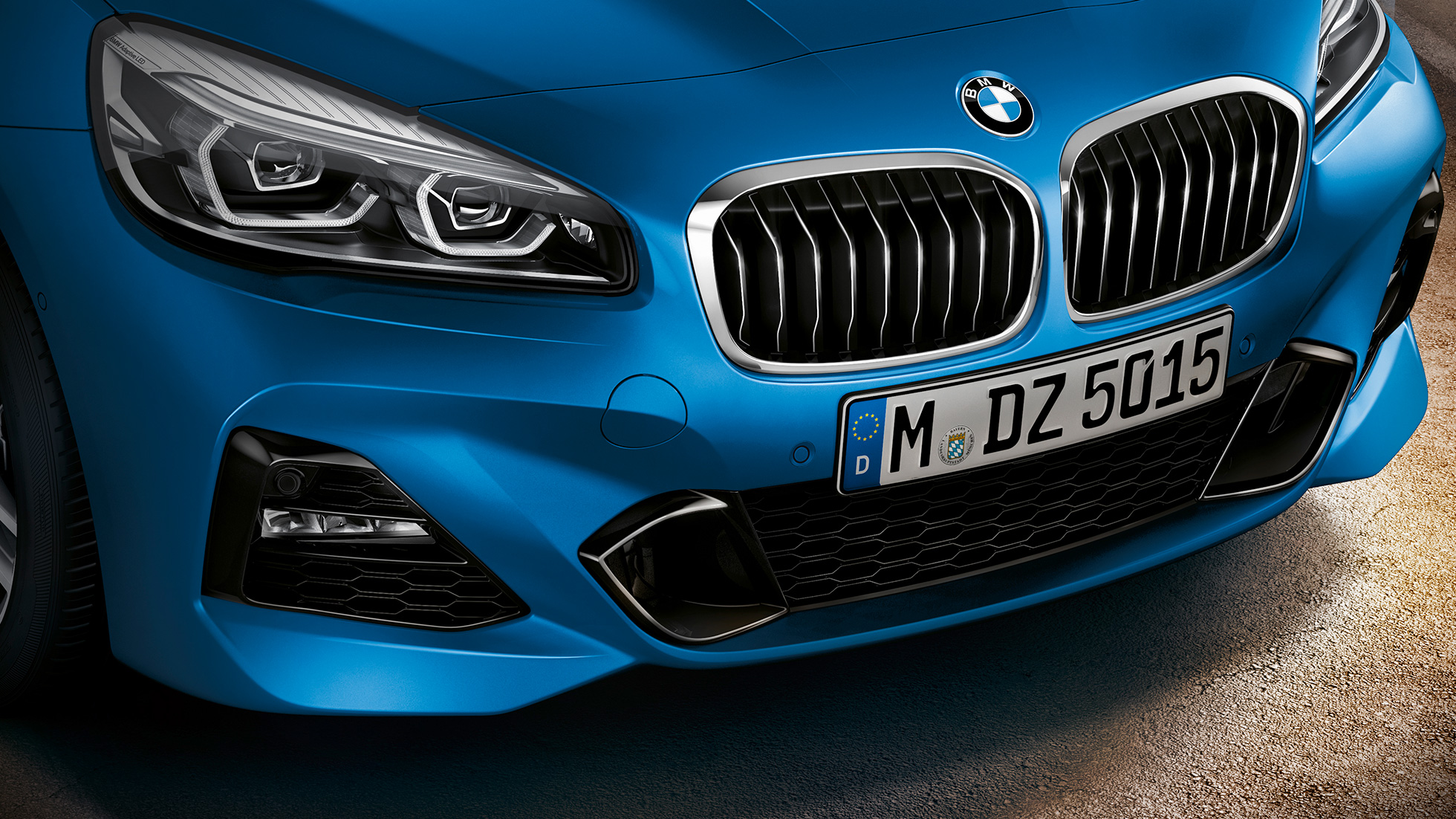 Parrilla doble BMW Serie 2 Gran Tourer F46 Parrilla doble del BMW Serie 2 Gran Tourer F46 Facelift 2018 Misano Blue metalizado, detalle del frontal
