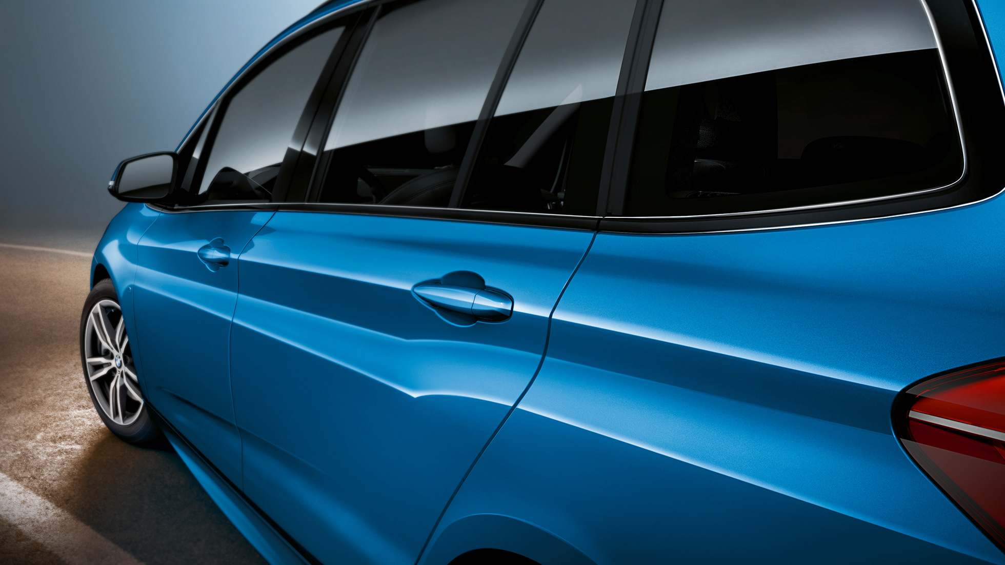 Parte lateral BMW Serie 2 Gran Tourer F46 Sección lateral del BMW Serie 2 Gran Tourer F46 Facelift 2018 Misano Blau metalizado, detalle