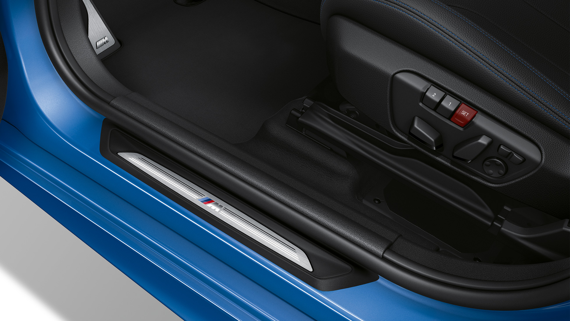 Molduras de entrada BMW Serie 2 Gran Tourer Acabado M Sport Molduras de entrada BMW Serie 2 Gran Tourer 220d xDrive Acabado M Sport F46 2018 Estoril Blau metalizado, primer plano