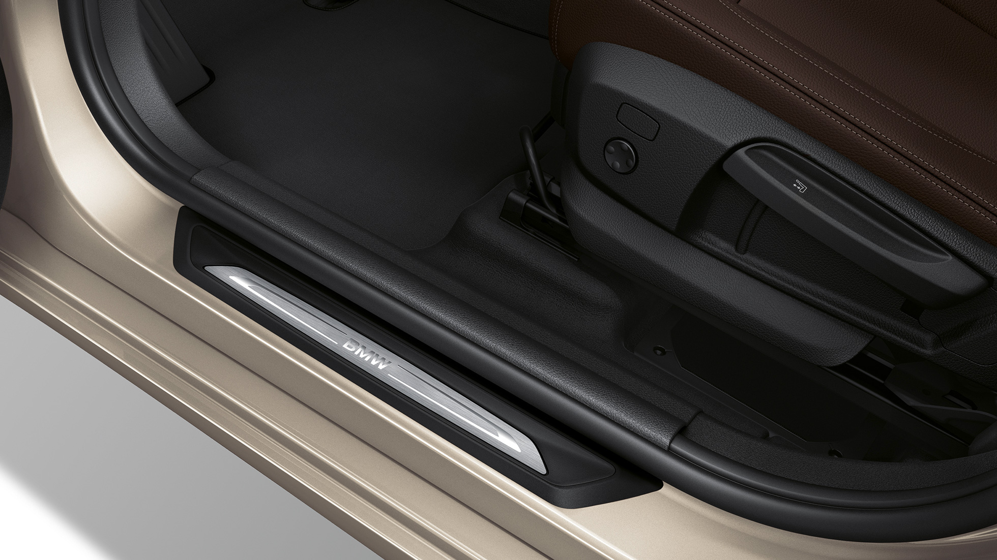 Molduras de entrada BMW Serie 2 Gran Tourer Acabado Luxury F46 Molduras de entrada del BMW Serie 2 Gran Tourer 218d xDrive Acabado Luxury F46 2018 Kashmirsilber, detalle