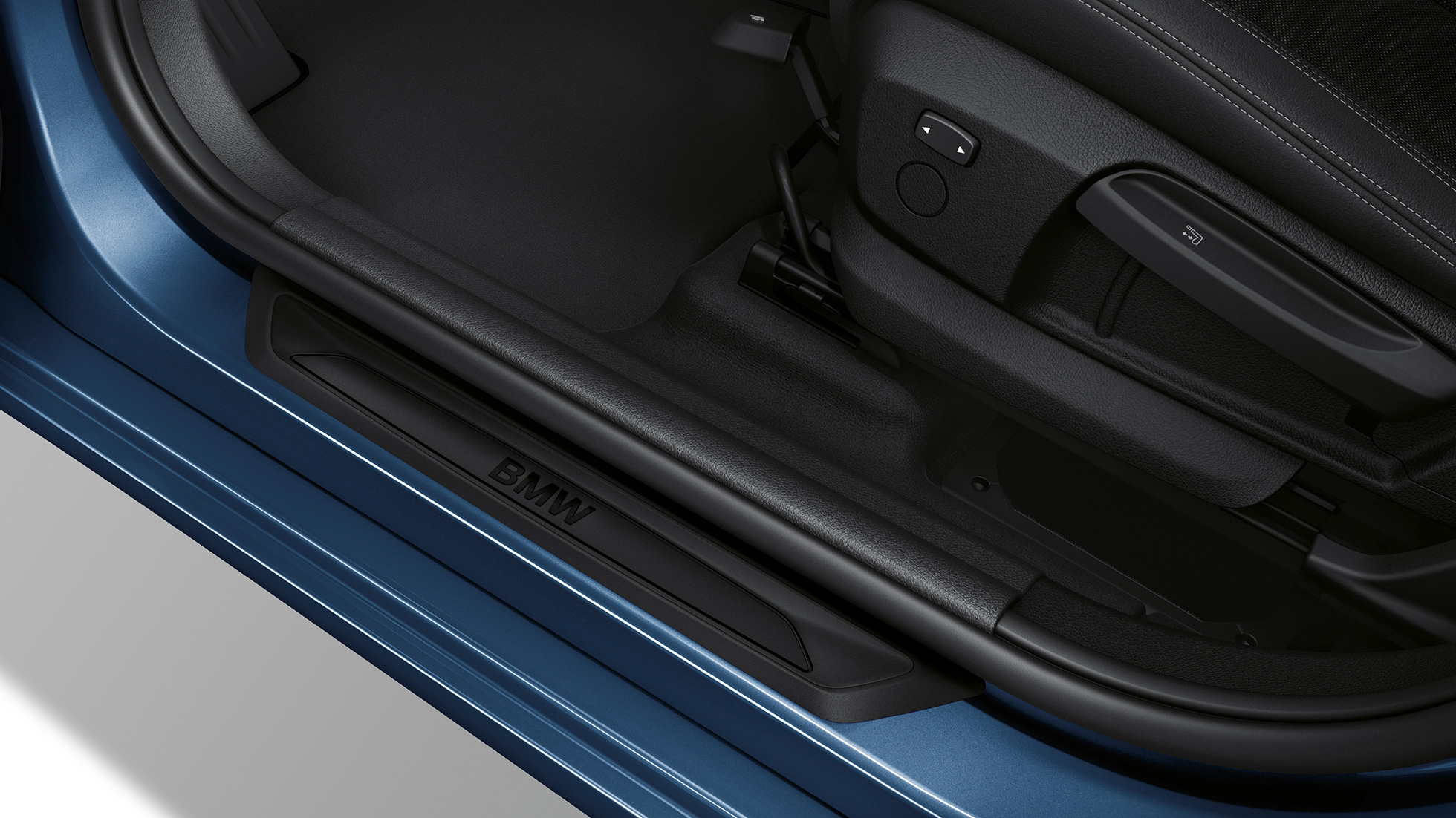 Molduras de entrada BMW Serie 2 Gran Tourer Acabado Advantage F46 Molduras de entrada del BMW Serie 2 Gran Tourer 218i Acabado Advantage F46 2018 Phytonic Blue, detalle