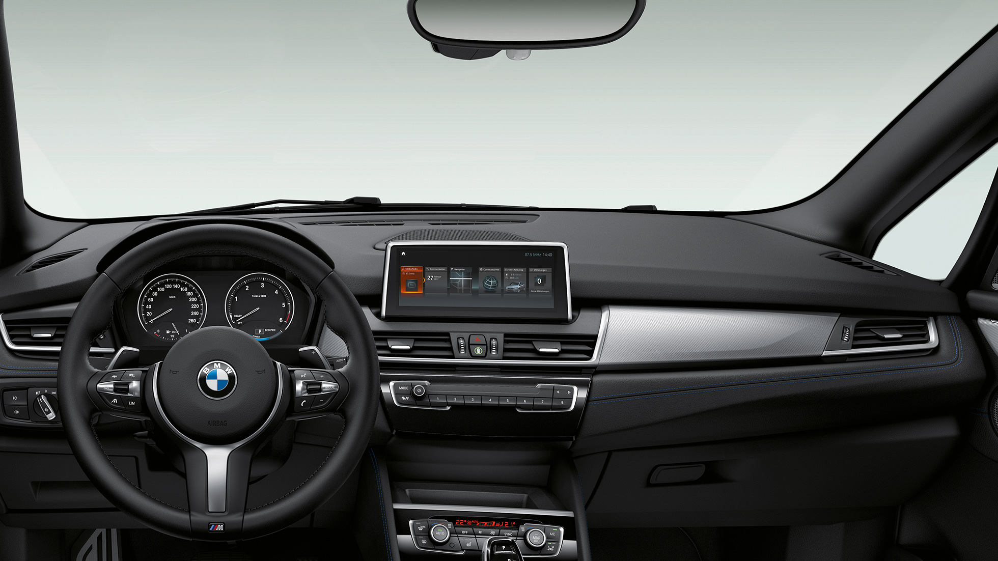 Puesto de conducción BMW Serie 2 Gran Tourer Acabado M Sport F46 Molduras de entrada del BMW Serie 2 Gran Tourer 220d xDrive Acabado M Sport F46 2018 Misano Blau metalizado, detalle