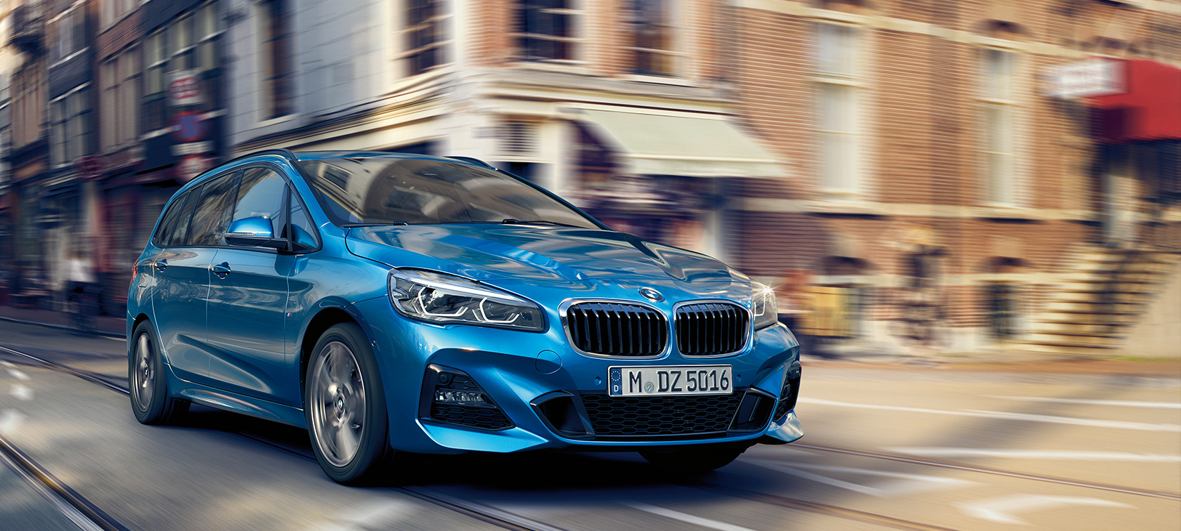 BMW Serie 2 Gran Tourer en marcha en carretera BMW Serie 2 Gran Tourer F46 Facelift 2018 Misano Blau metalizado, vista de tres cuartos del frontal en marcha