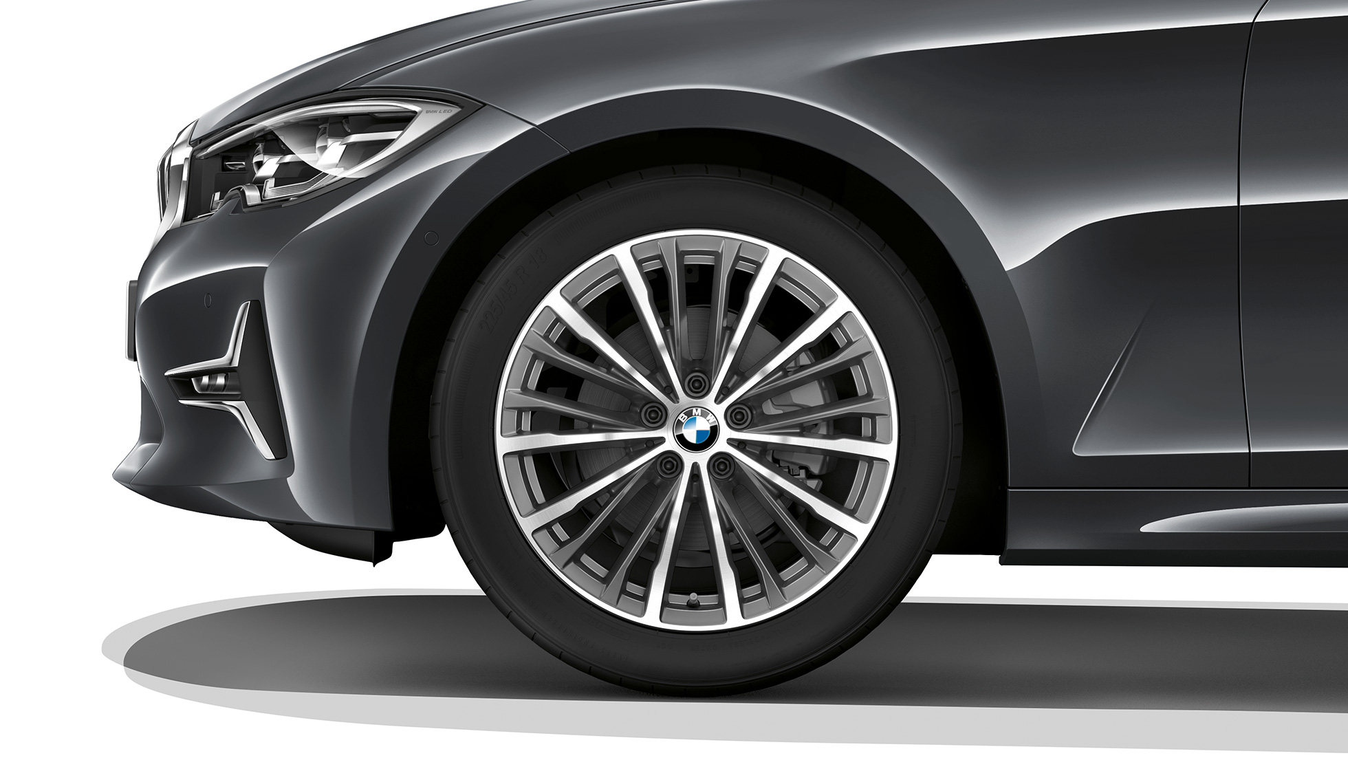 BMW Serie 3, Acabado Luxury: llanta de aleación ligera G20 Detalle de la llanta de aleación ligera del BMW Serie 3 con equipamiento del Acabado Luxury G20.