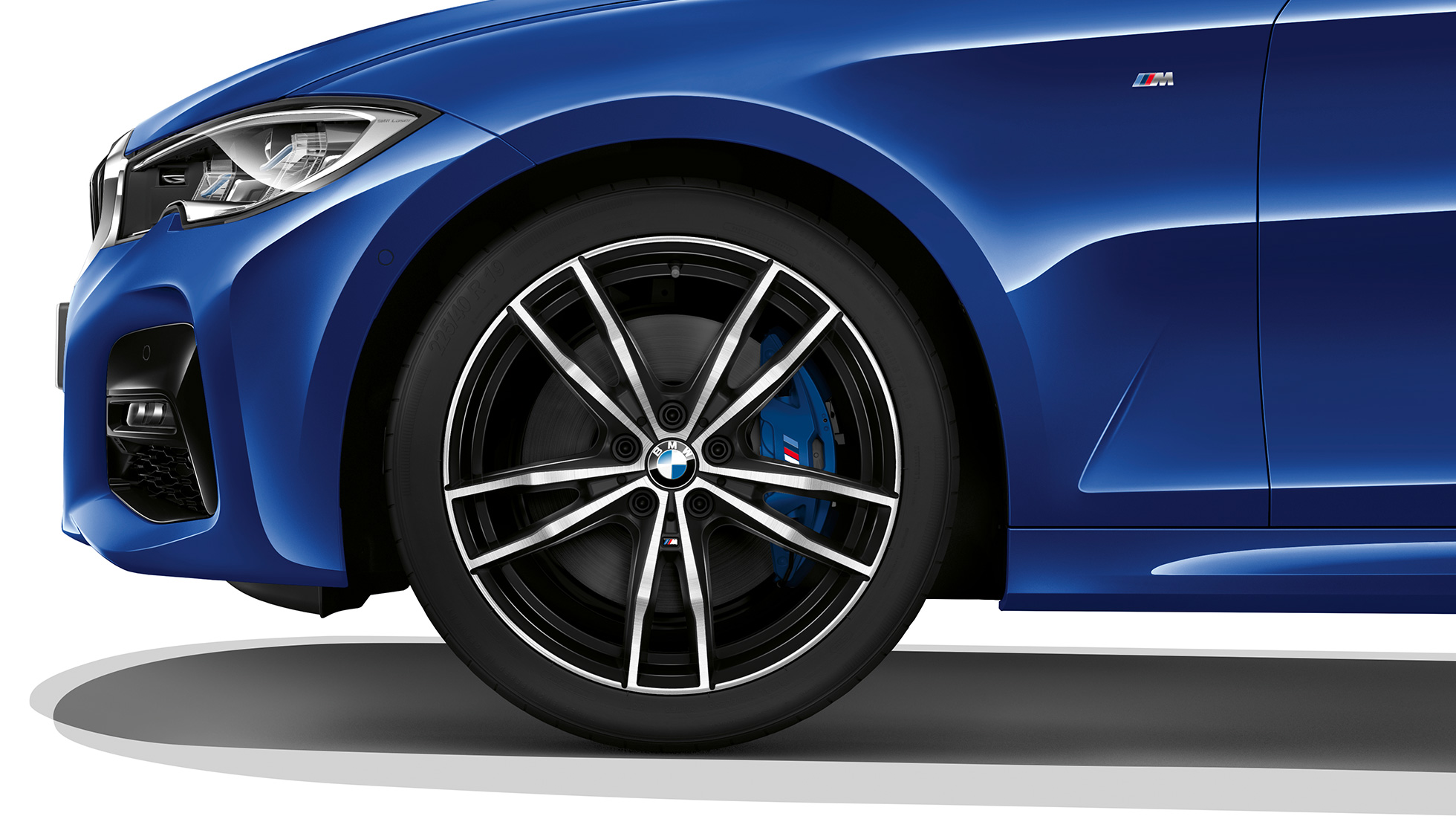 BMW Serie 3, Acabado M Sport: llanta de aleación ligera G20 Detalle de la llanta de aleación ligera del BMW Serie 3 con equipamiento del Acabado M Sport G20.