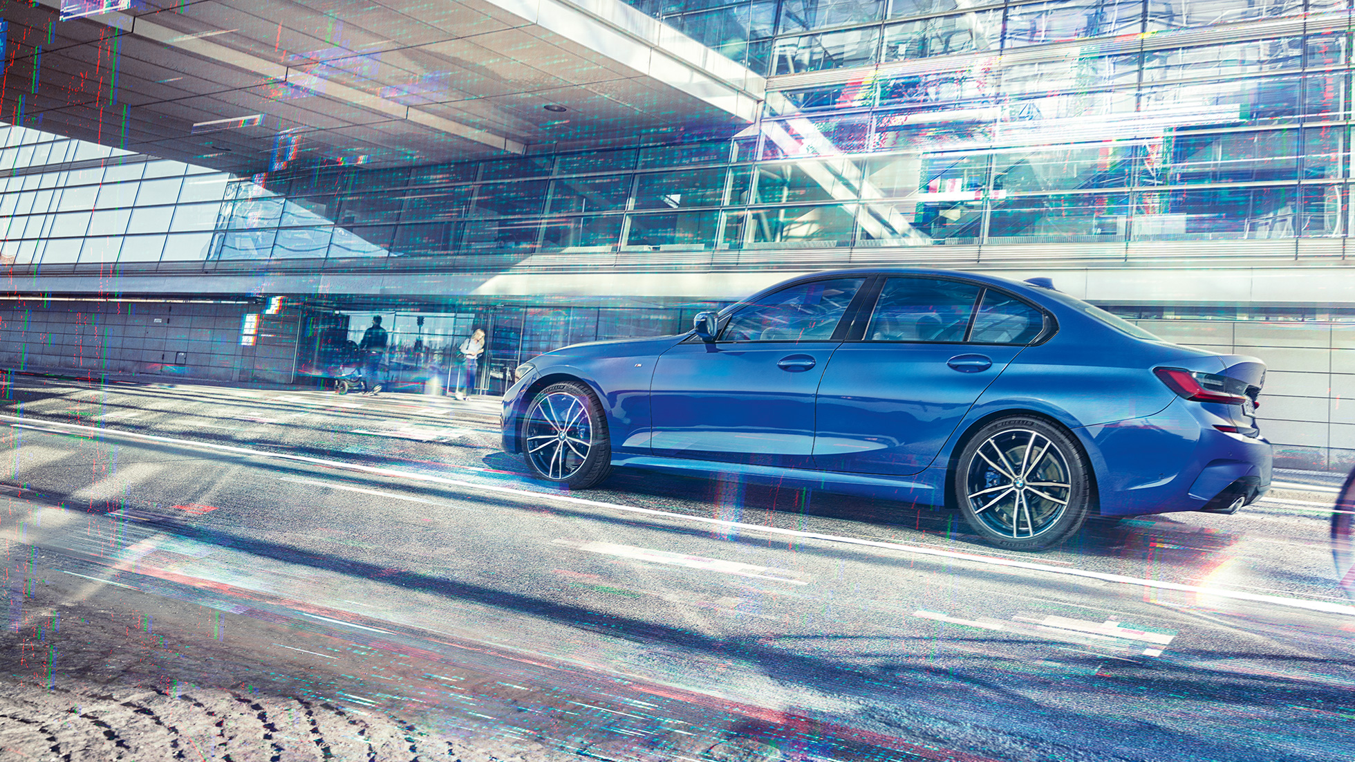 BMW Serie 3, vista lateral Imagen del lateral del BMW Serie 3 de día delante de un edificio de cristal.