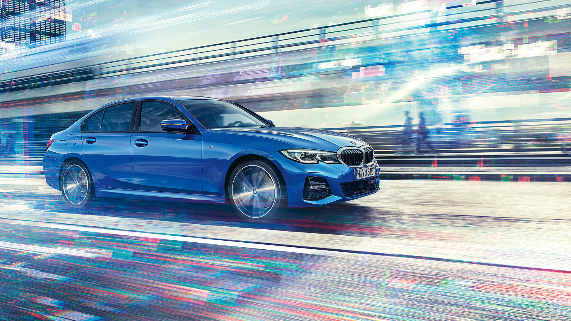 Imagen del lateral del BMW Serie 3 en marcha de día en un entorno urbano.