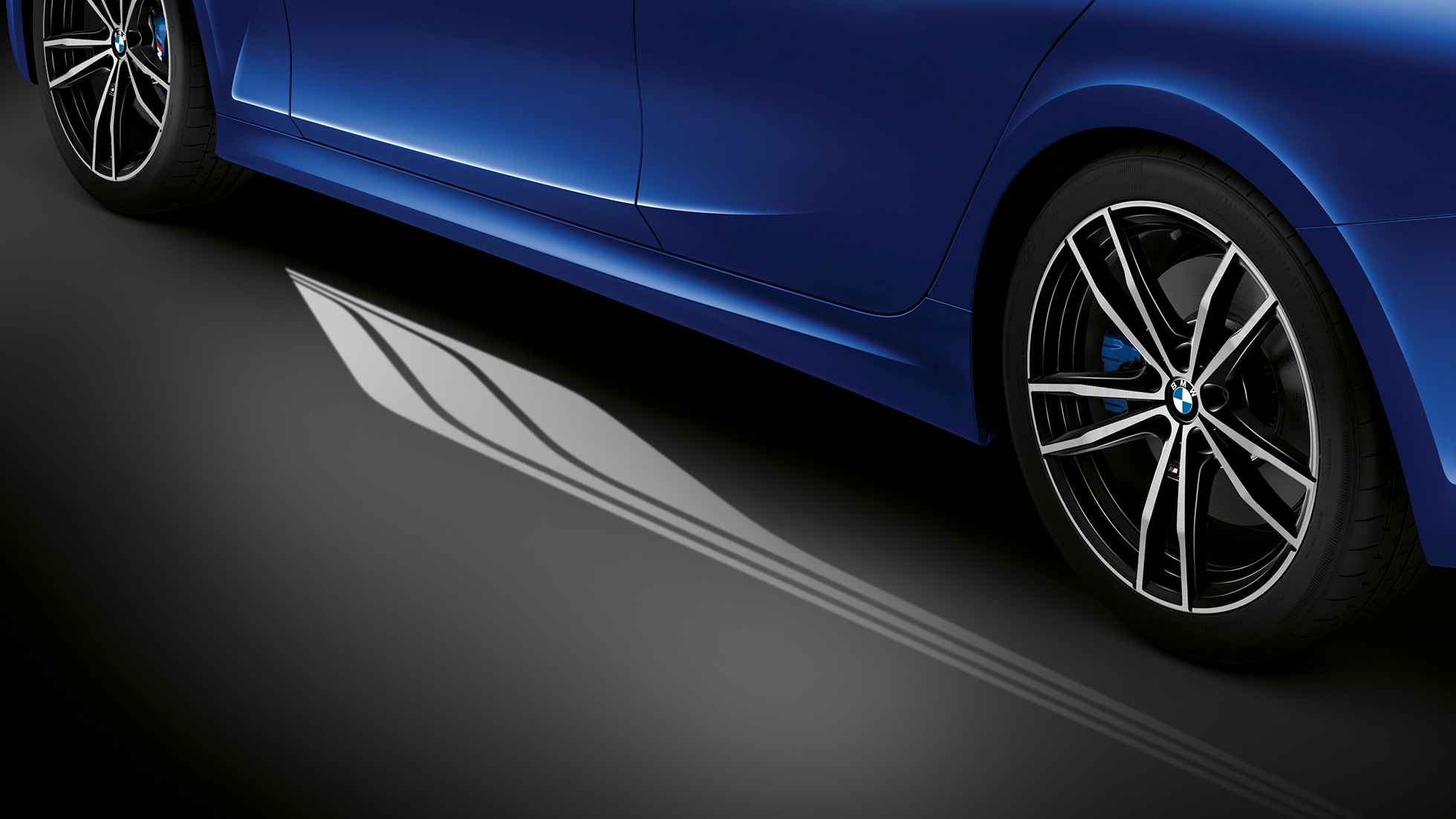 BMW Serie 3, Welcome Light Carpet. Vista lateral detallada de la puerta abierta del conductor con Welcome Light Carpet.