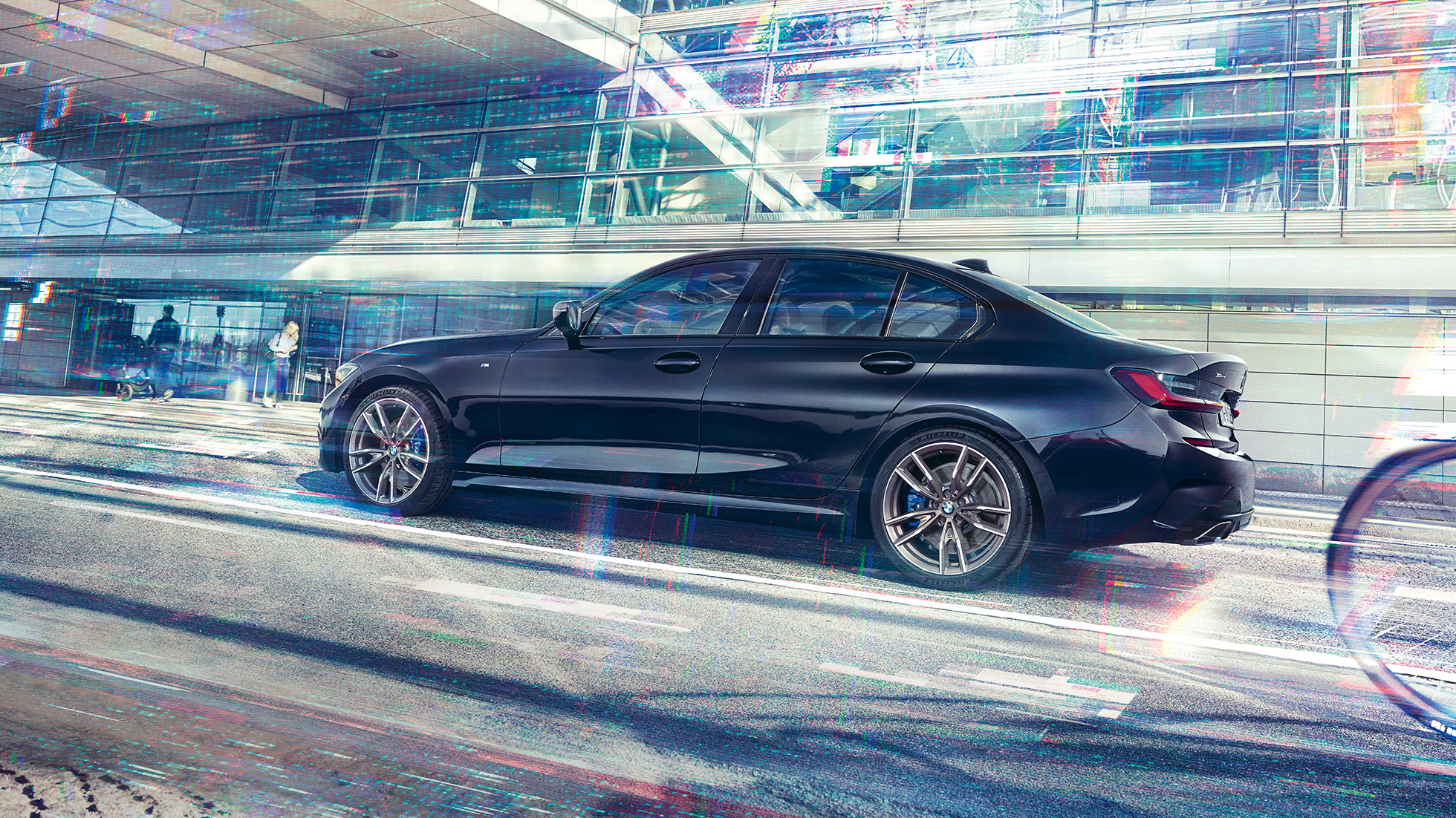 BMW Serie 3, BMW M340i xDrive Vista lateral del BMW M340i xDrive delante de un edificio en la ciudad.