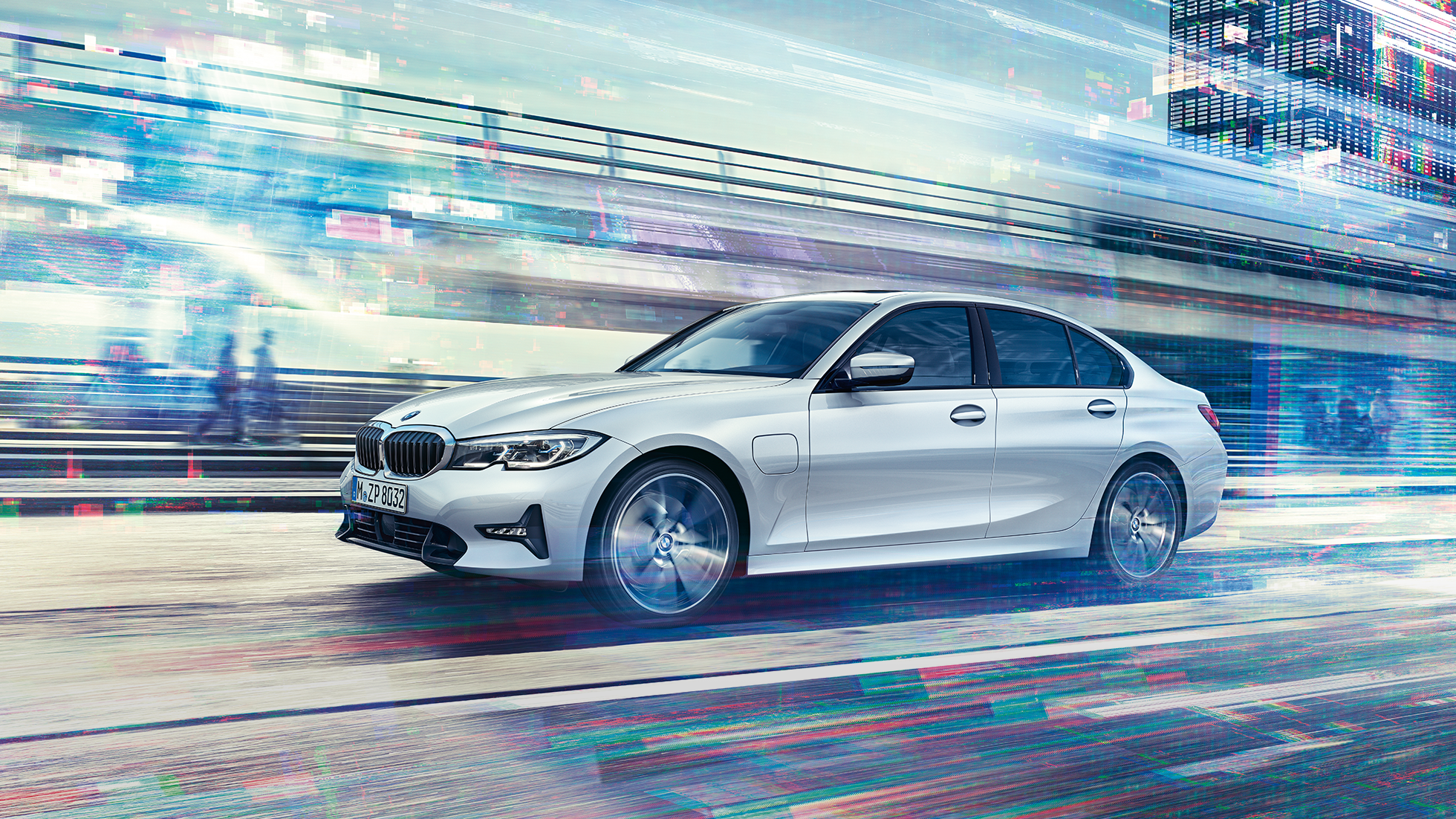 BMW Serie 3, vista lateral del BMW Serie 3 330e circulando Vista lateral del BMW Serie 3 330e circulando con la ciudad de fondo.