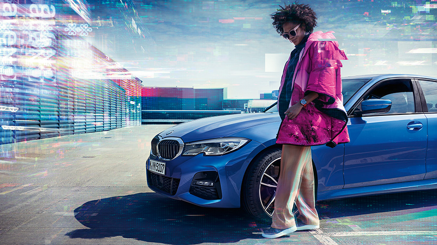 Vista de tres cuartos del lateral del BMW Serie 3 en un parking.