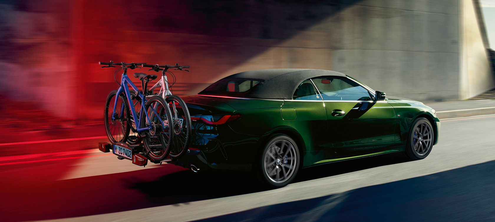Vista de tres cuartos de la zaga con soporte para bicicletas BMW Pro 2.0 BMW Serie 4 Cabrio G23 2020 BMW Serie 4 Cabrio G23 2020 Sanremo Green metalizado, vista de tres cuartos de la zaga, con soporte para bicicletas BMW Pro 2.0