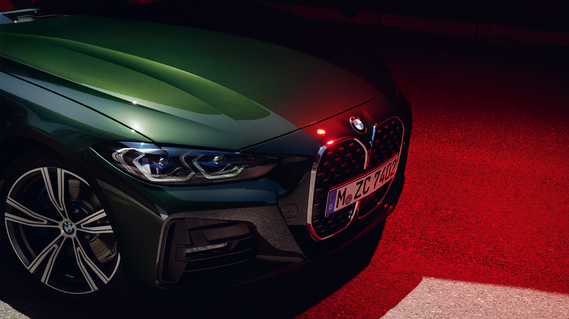 Vista del frontal, parrilla doble BMW Serie 4 Cabrio G23 2020 BMW Serie 4 Cabrio G23 2020 Sanremo Green metalizado, vista del frontal, parado, primer plano, parrilla doble