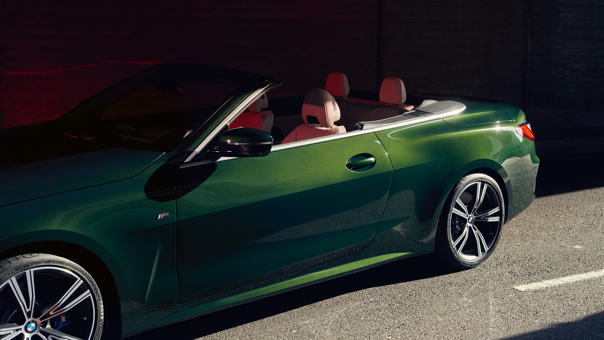 Una mujer conduce un BMW Serie 4 Cabrio G23 2020 Una mujer conduce un BMW Serie 4 Cabrio G23 2020, interior