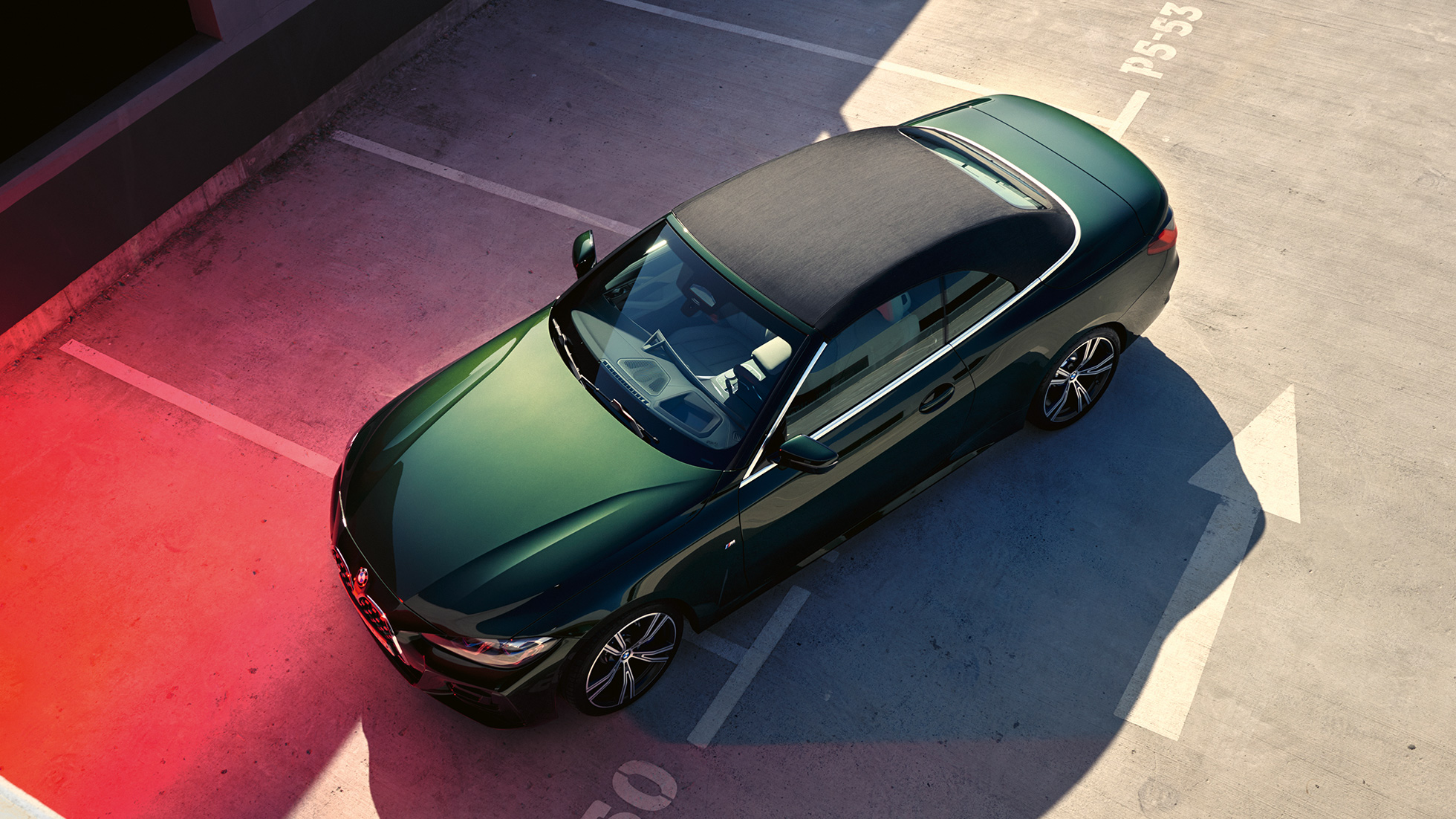 Vista aérea de la capota BMW Serie 4 Cabrio G23 2020 BMW Serie 4 Cabrio G23 2020 Sanremo Green metalizado, vista aérea, capota