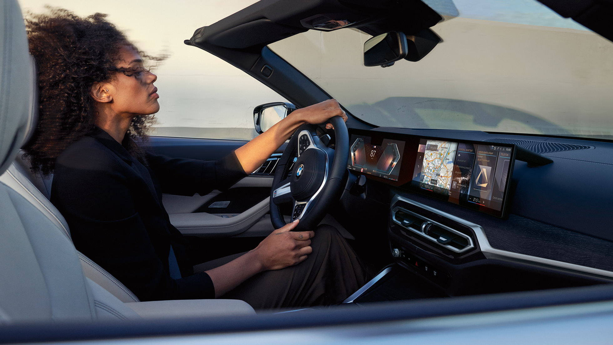 Puesto de conducción BMW Serie 4 Cabrio G23 BMW Serie 4 Cabrio G23 2020 interior con volante, cuadro de instrumentos y display de control