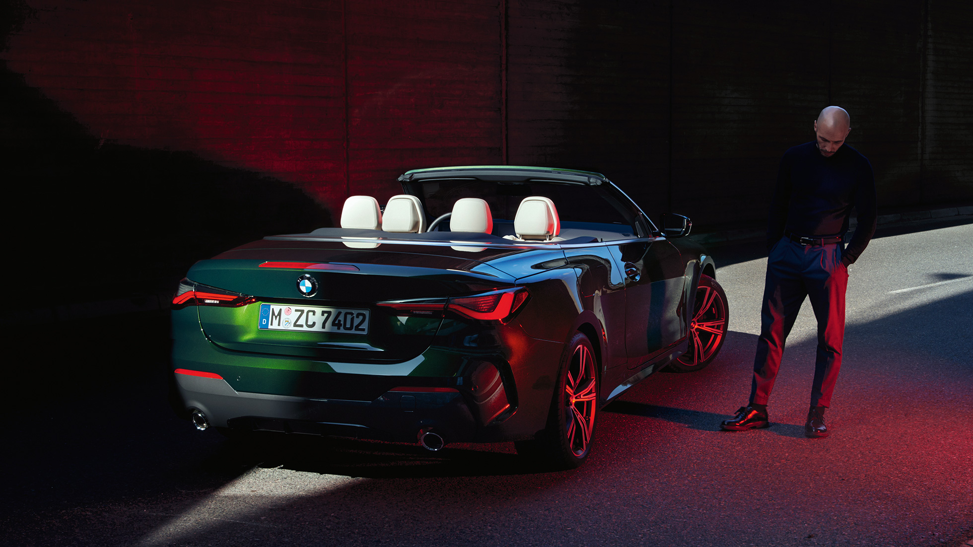 Vista de tres cuartos de la zaga con luces traseras BMW Serie 4 Cabrio G23 2020 BMW Serie 4 Cabrio G23 2020 Sanremo Green metalizado, vista de tres cuartos de la zaga con luces traseras