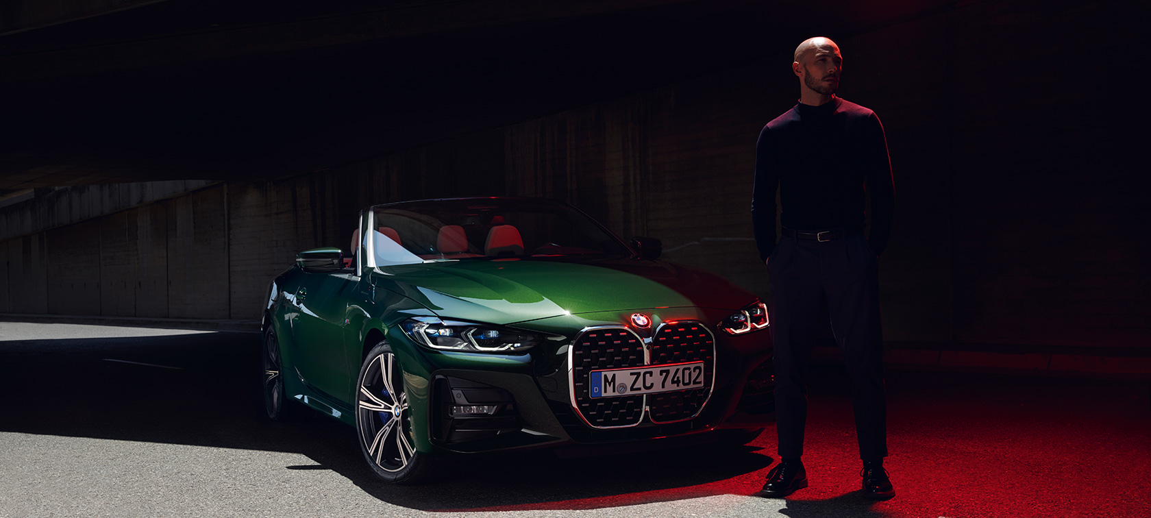 Vista del frontal BMW Serie 4 Cabrio G23 2020 BMW Serie 4 Cabrio G23 2020 Sanremo Green metalizado, vista del frontal con modelo