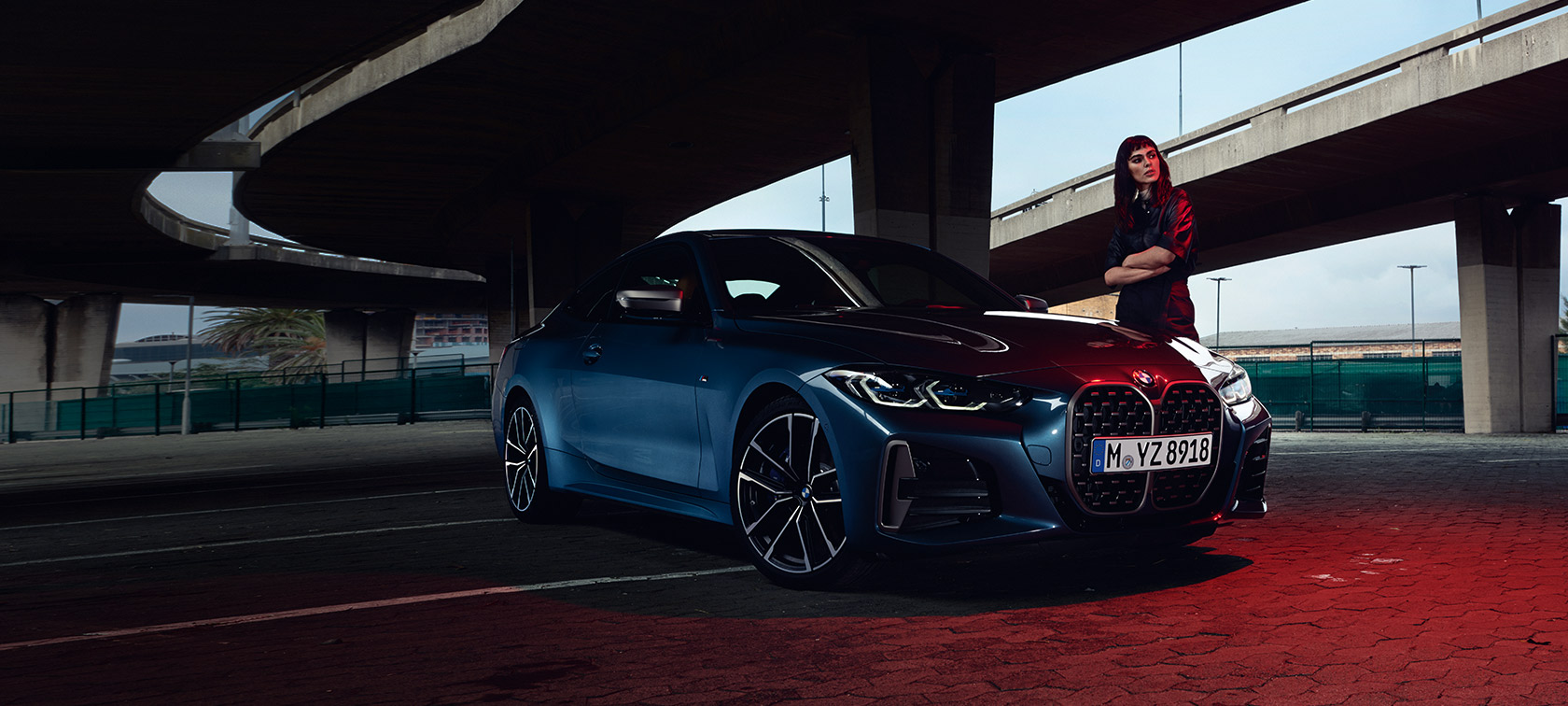 BMW Serie&nbsp;4 Coup&eacute; G22 2020 Vista de tres cuartos del frontal con modelo