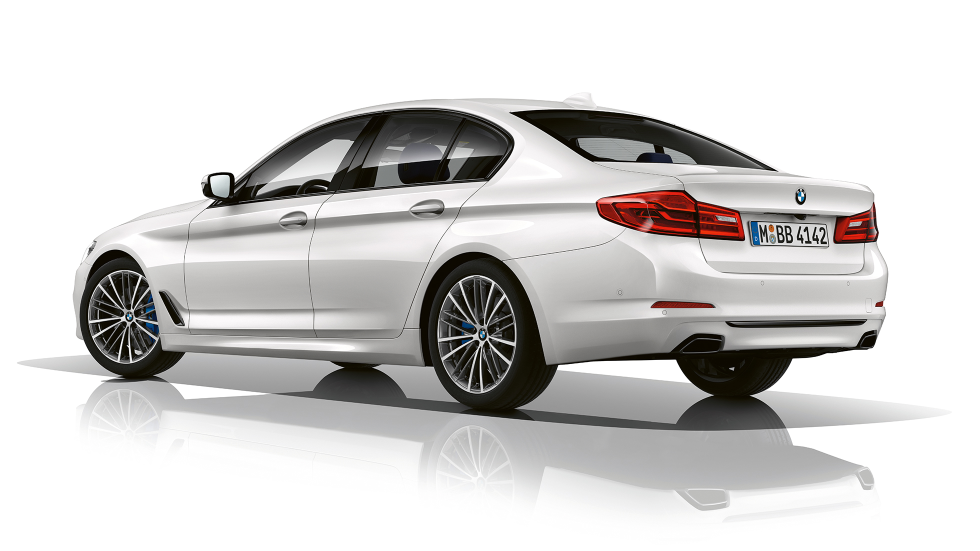 Línea Sport, vista de tres cuartos de la zaga BMW Serie 5 Línea Sport BMW Serie 5 BMW 540i Berlina G30 Alpinweiss metalizado, vista de tres cuartos de la zaga