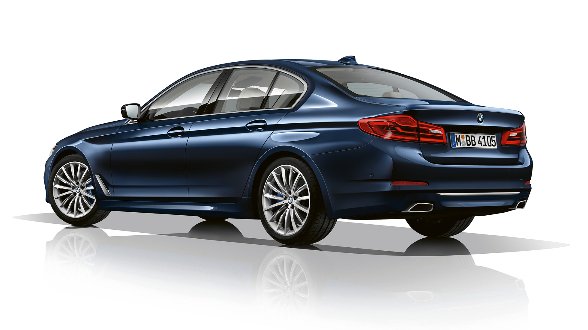 Línea Luxury, vista de tres cuartos de la zaga, BMW Serie 5 Línea Luxury BMW Serie 5 BMW 540d Berlina G30 Imperialblau efecto brillante metalizado, vista de tres cuartos del frontal