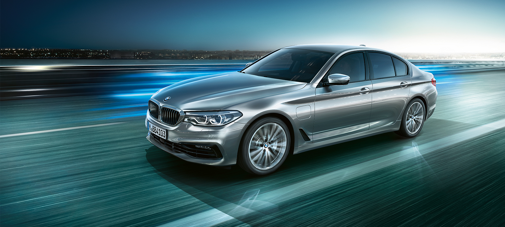 BMW 530e Berlina BMW 530e Berlina, BMW Serie 5 Híbrido Enchufable, Glaciersilber metalizado, vista de tres cuartos del frontal