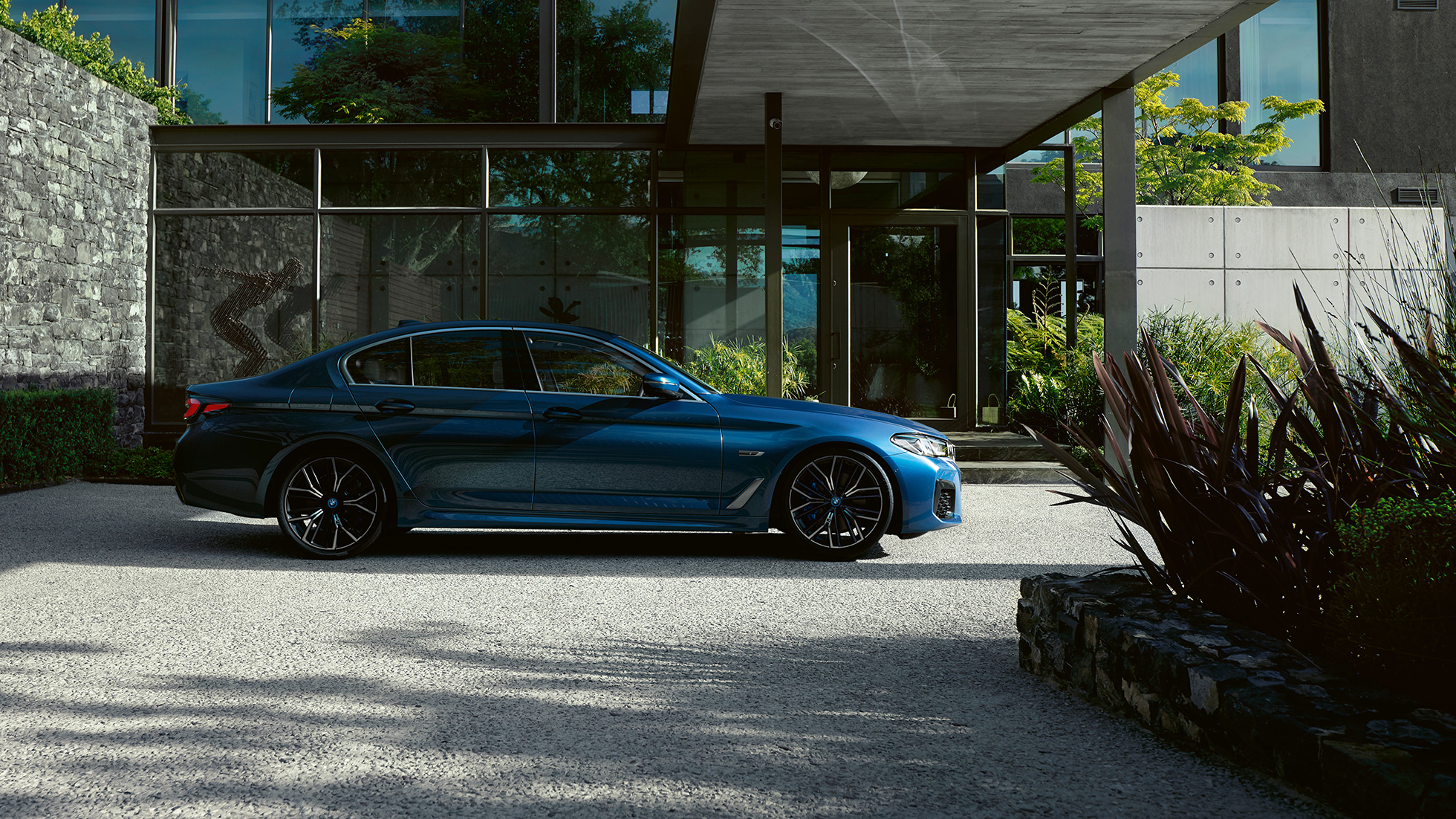 Exterior BMW Serie 5 G30 BMW Serie 5 G30 Renovación 2020 Phytonicblau Vista lateral aparcado