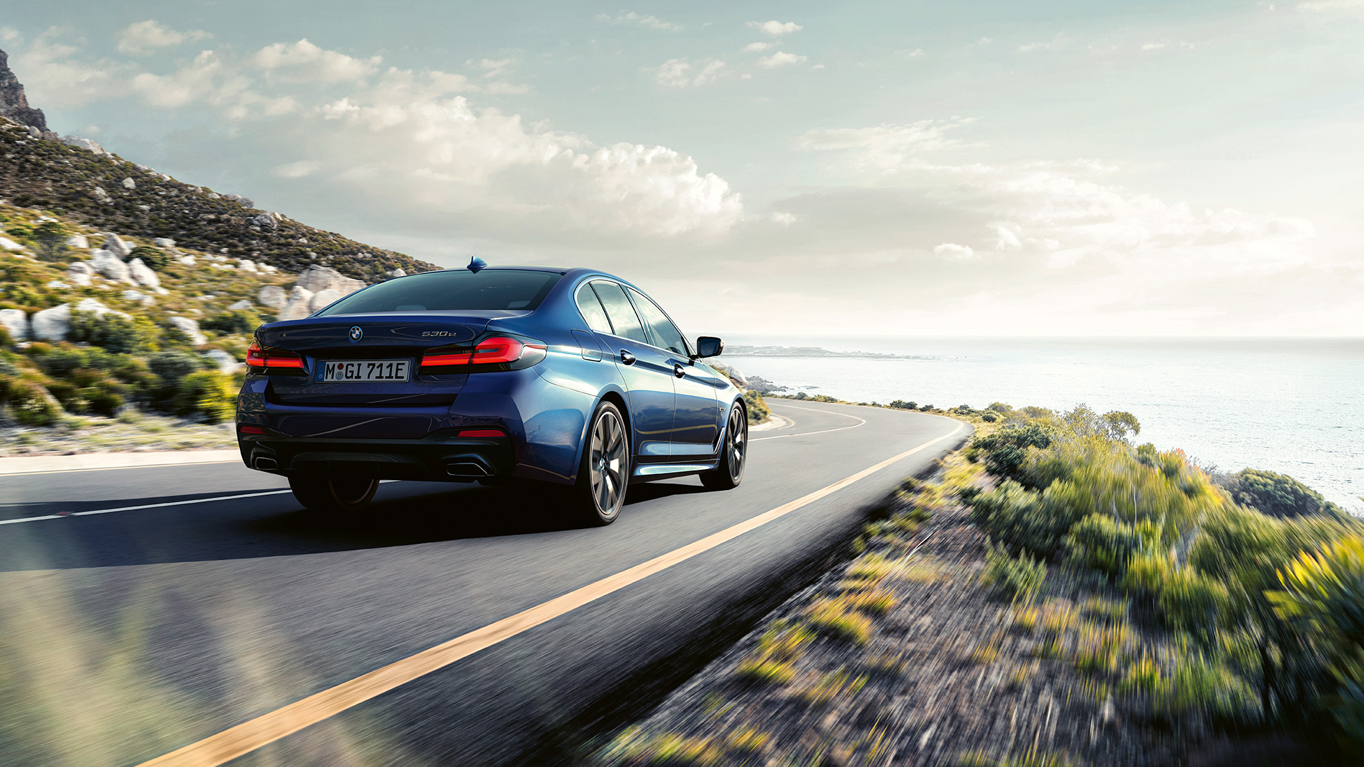 Dinamismo de conducción BMW Serie 5 G30 Dinamismo de conducción BMW Serie 5 G30 Phytonicblau Vista de tres cuartos de la zaga en marcha