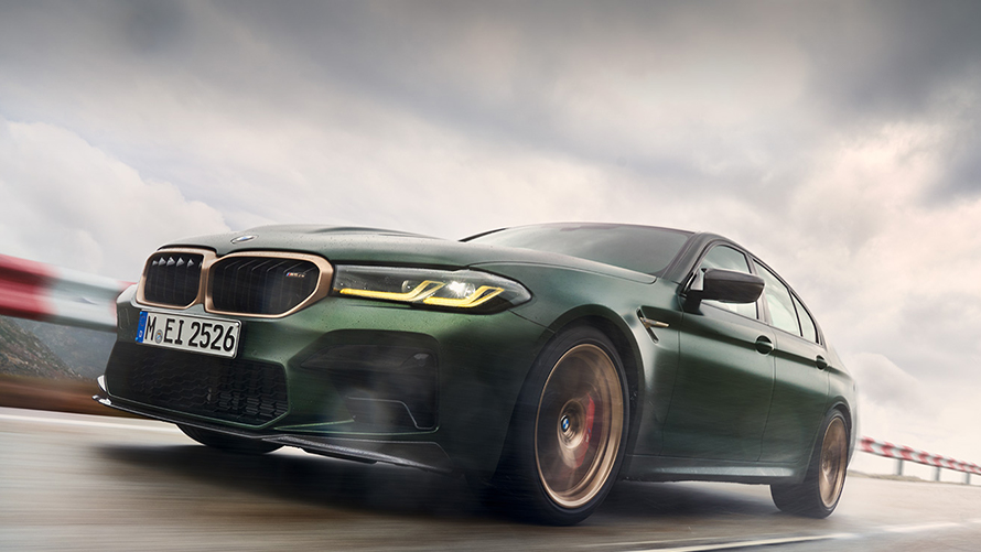 BMW M5 CS 2021 vista frontal tres cuartos conduciendo