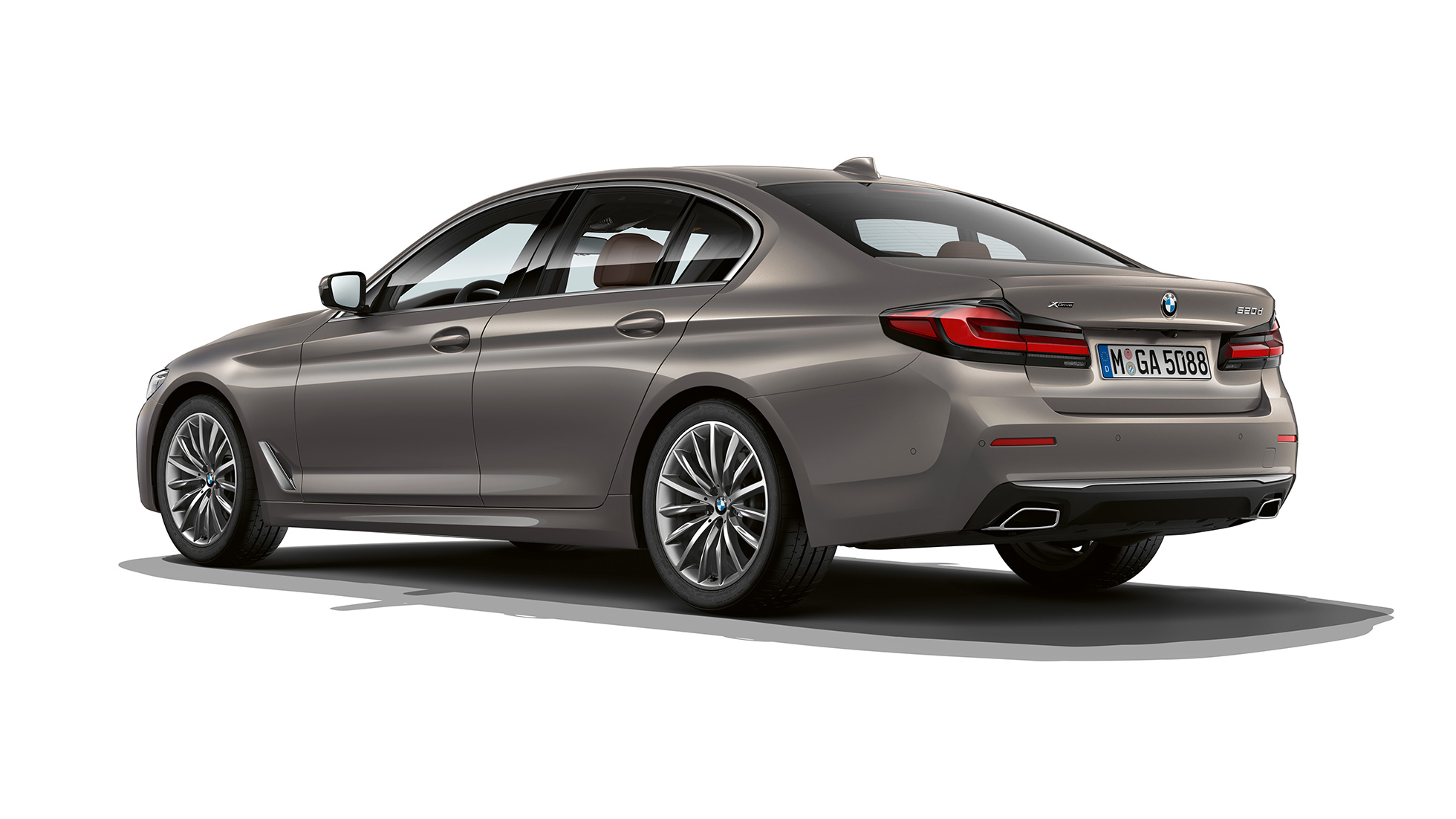 BMW Serie 5 G30 Línea Luxury Zaga BMW Serie 5 Berlina 520d xDrive G30 2020 Línea Luxury en Berninagrau Vista de tres cuartos de la zaga