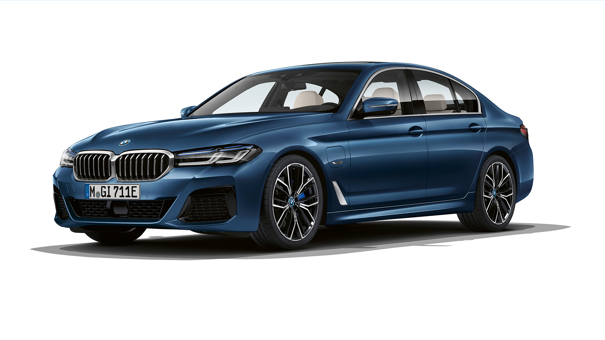 BMW Serie 5 G30 Híbrido Enchufable Paquete deportivo M Frontal BMW Serie 5 Berlina 520d xDrive G30 2020 Paquete deportivo M en Alpinweiss Vista de tres cuartos del frontal