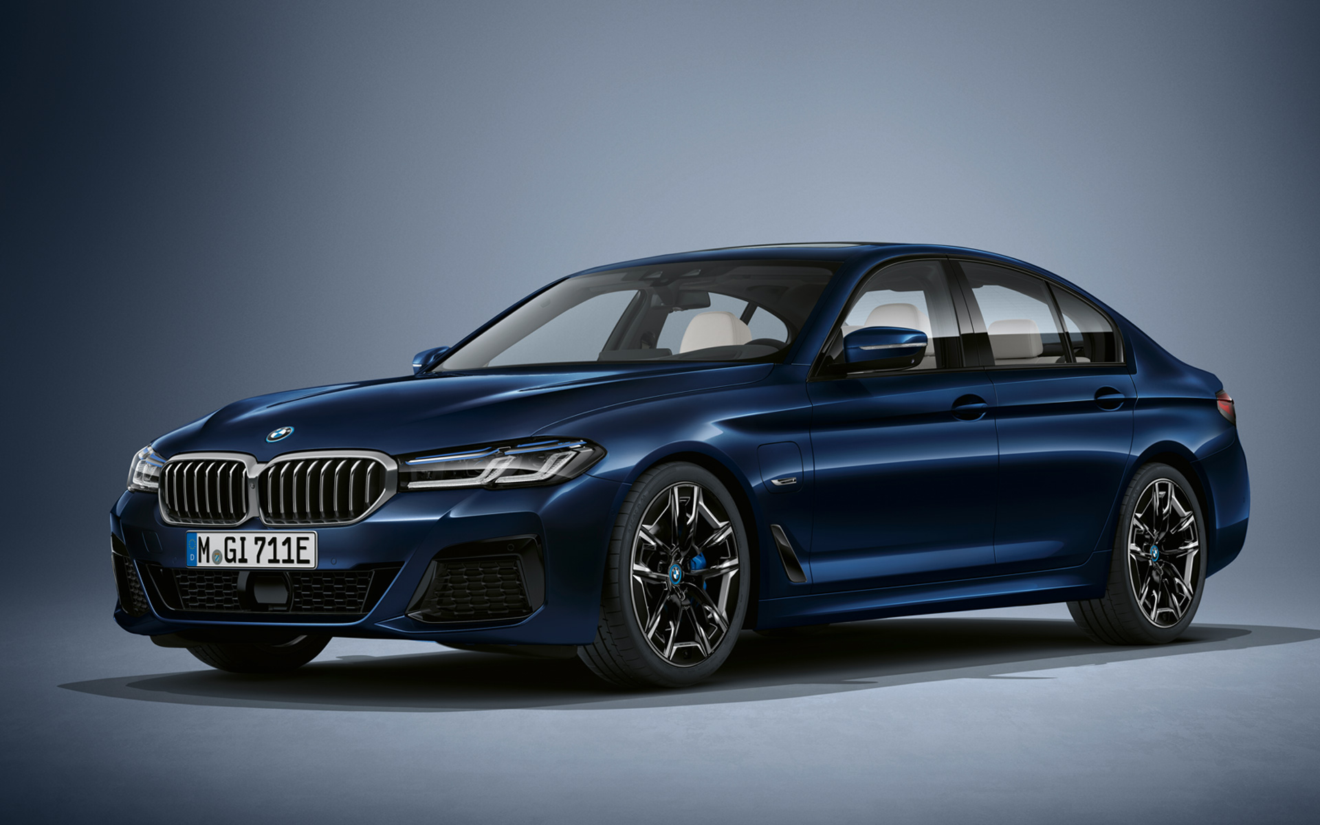 BMW Serie 5 G30 LCI, en BMW Individual Tanzanite Blue metallic BMW Serie 5 Individual G30 Renovación 2020 vista de tres cuartos del frontal, parado, en BMW Individual Tanzanite Blue metallic