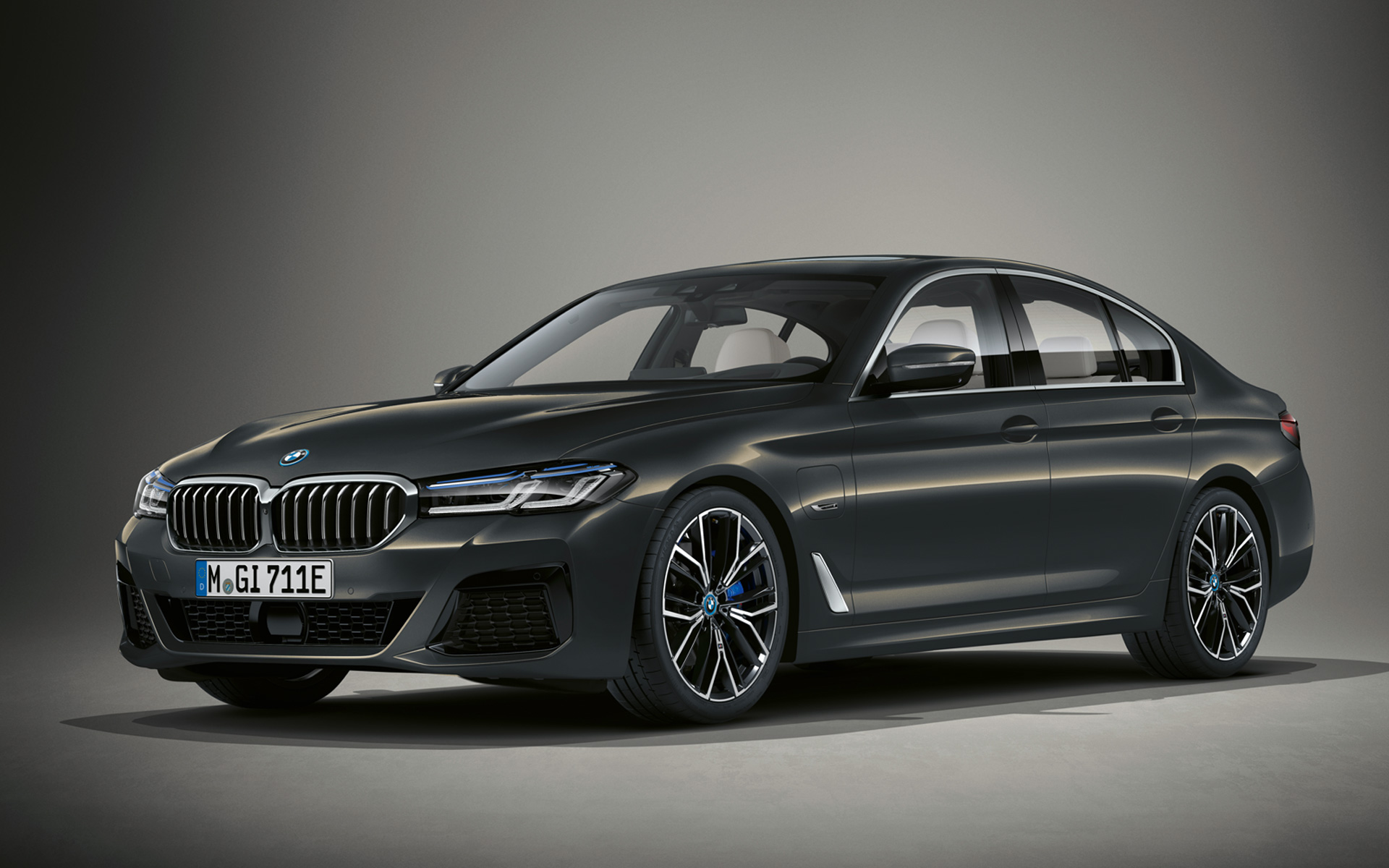 BMW Serie 5 G30 LCI en BMW Individual Dravit Grey metallic BMW Serie 5 Individual G30 Renovación 2020 tres cuartos del frontal, parado, en BMW Individual Dravit Grey metallic