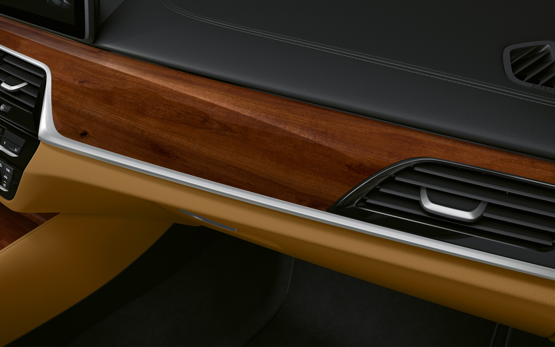 BMW Serie 5 G30 LCI puesto de conducción en detalle, molduras interiores de madera noble BMW Individual marrón ciruela con perfil cromo perlado BMW Serie 5 G30 Renovación 2020 puesto de conducción en detalle, molduras interiores de madera noble BMW Individual marrón ciruela con perfil cromo perlado