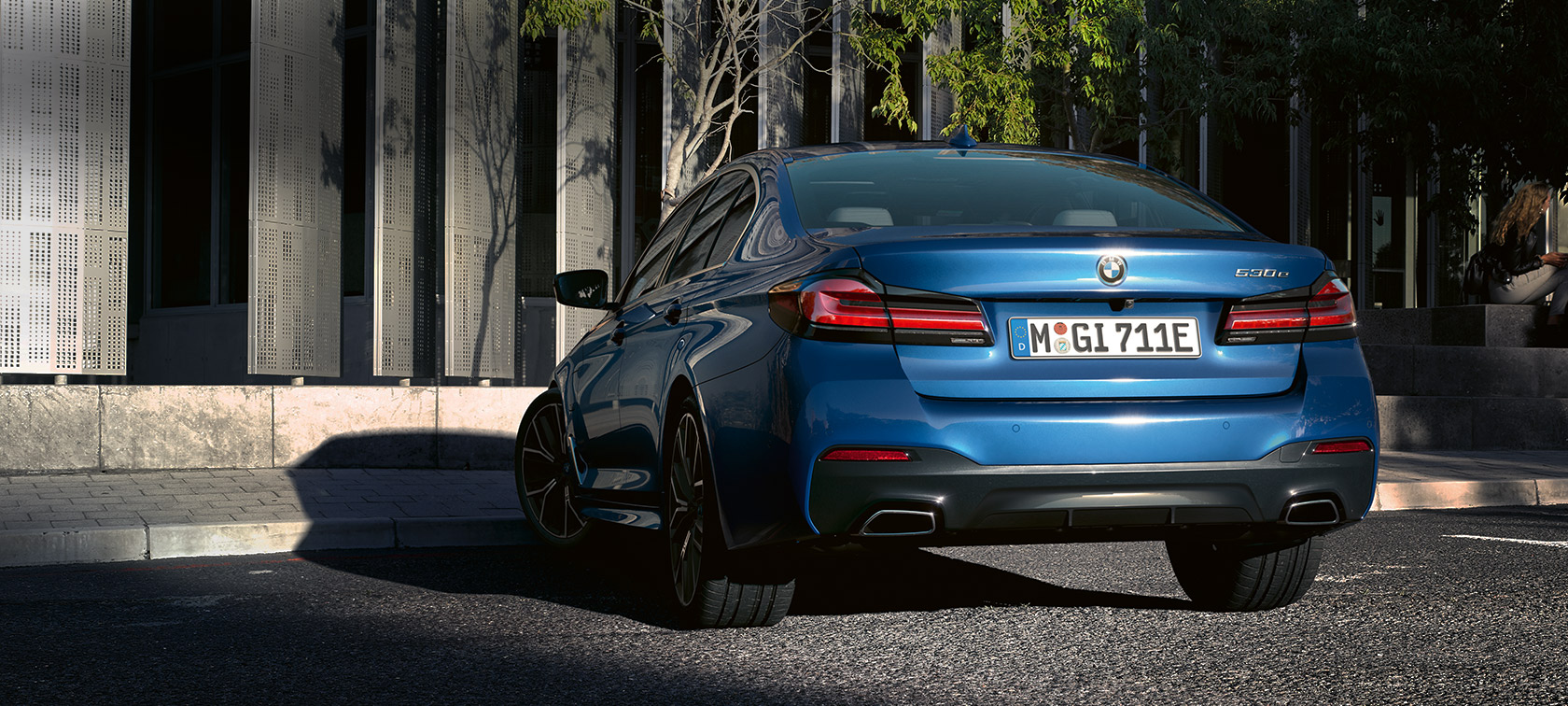 BMW Serie 5 eDrive (G30), Phytonic Blue metallic BMW Serie 5 eDrive (G30), Phytonic Blue metallic, vista de la zaga, aparcado, delante de un edificio