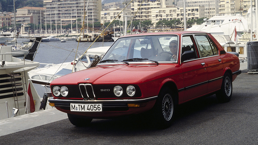 BMW 520 (E12) vista de tres cuartos del frontal, parado BMW 520 (E12) vista de tres cuartos del frontal, parado