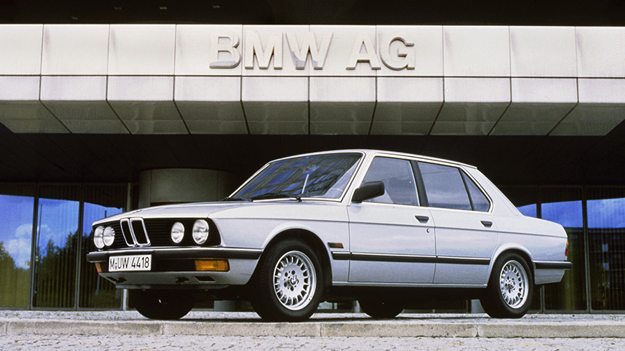 BMW Serie 5 Berlina (E28) vista de tres cuartos del lateral, parado BMW Serie 5 Berlina (E28) vista de tres cuartos del lateral, parado