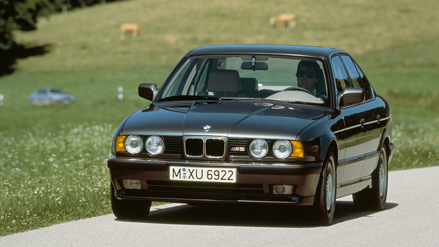 BMW M Berlina (E34) vista de tres cuartos del frontal, en marcha BMW M Berlina (E34) vista de tres cuartos del frontal, en marcha
