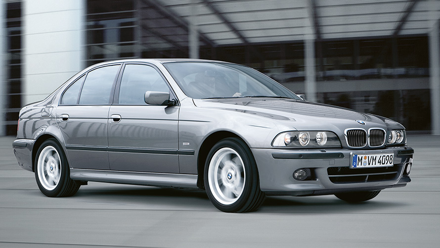BMW Serie 5 Berlina (E39) vista de tres cuartos del lateral, en marcha BMW Serie 5 Berlina (E39) vista de tres cuartos del lateral, en marcha
