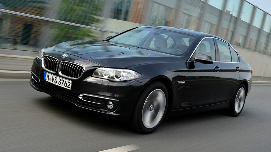 BMW 518d Berlina (F10 LCI) vista de tres cuartos del lateral, en marcha BMW 518d Berlina (F10 LCI) vista de tres cuartos del lateral, en marcha