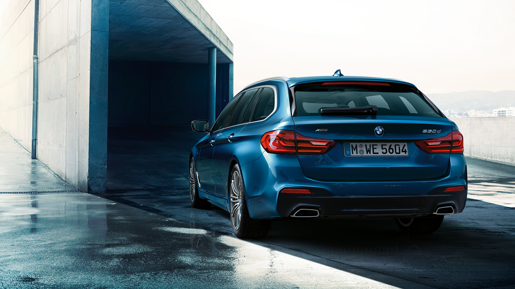 Diseño de la zaga BMW Serie 5 Touring BMW 530d xDrive Touring G31 Mediterranblau metalizado, vista de tres cuartos de la zaga del coche familiar