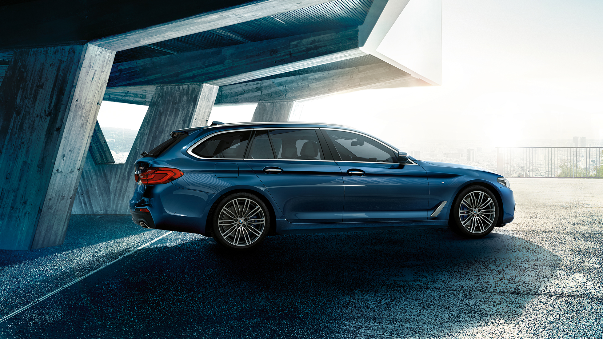 Diseño de la vista lateral BMW Serie 5 Touring BMW Serie 5 Touring BMW 530d xDrive Touring G31 Mediterranblau metalizado, vista de tres cuartos del lateral