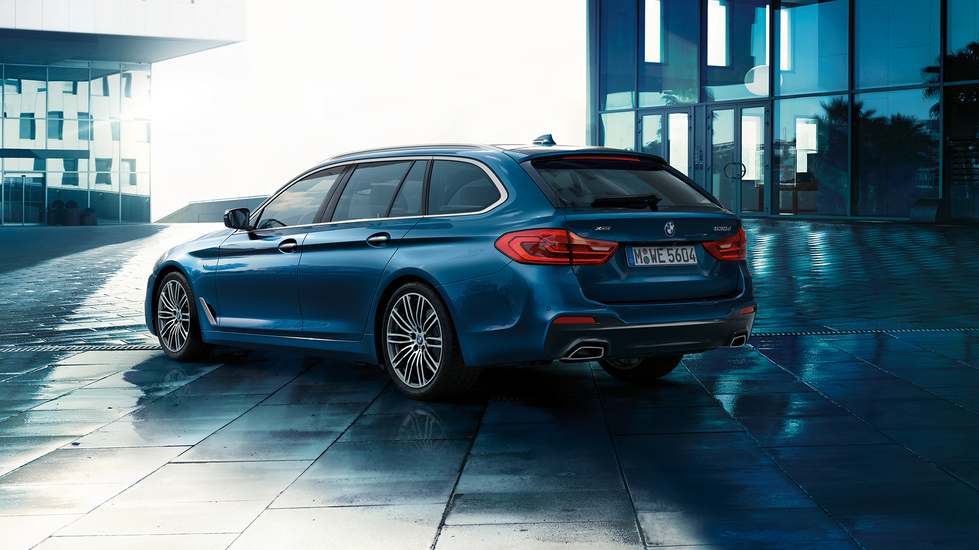 Exterior BMW Serie 5 Touring Diseño exterior ExteriorBMW 530d xDrive Touring G31 en color Mediterranblau metalizado, vista de tres cuartos de la zaga del coche ranchera